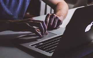 杏彩体育APP-老马遗体告别前女友被拒 白发前经纪人和弟弟抬棺